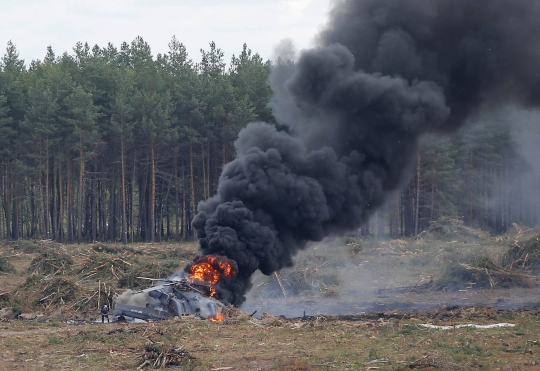 Detik-detik helikopter tempur Mi-28N militer Rusia jatuh dan meledak