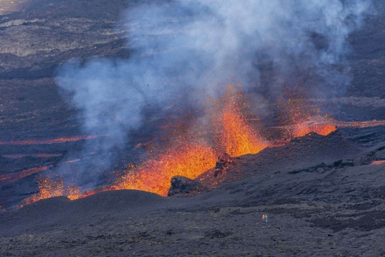 Semburan lava pijar Gunung Piton de la Fournaise bikin merinding