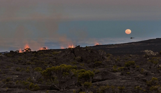 Semburan lava pijar Gunung Piton de la Fournaise bikin merinding