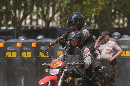 Aksi puluhan polisi gelar simulasi pengamanan Pilkada serentak