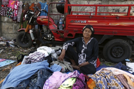 Potret pedagang kecil nekat berjualan di pinggir rel Stasiun Duri