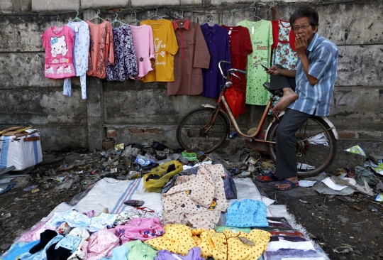 Potret pedagang kecil nekat berjualan di pinggir rel Stasiun Duri
