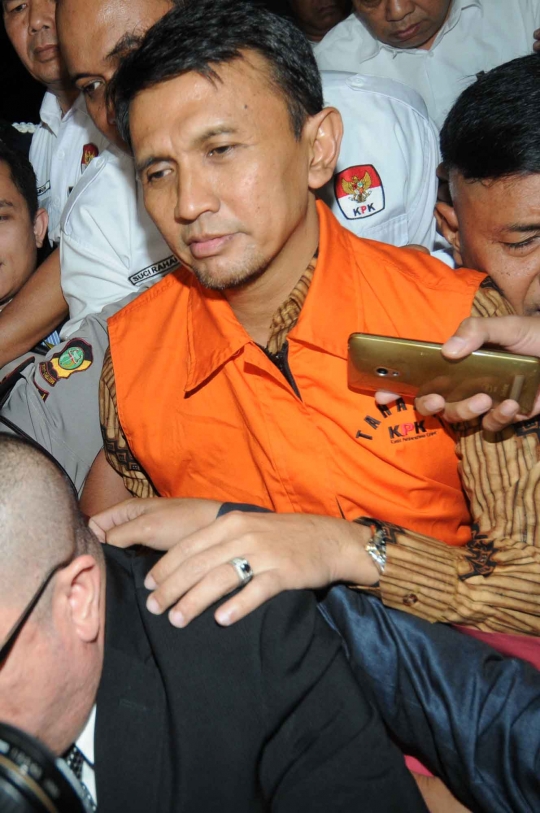 KPK resmi tahan Gubernur Sumut Gatot dan Evi istri mudanya
