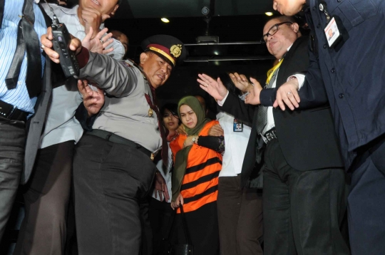 KPK resmi tahan Gubernur Sumut Gatot dan Evi istri mudanya