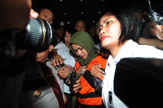 KPK resmi tahan Gubernur Sumut Gatot dan Evi istri mudanya