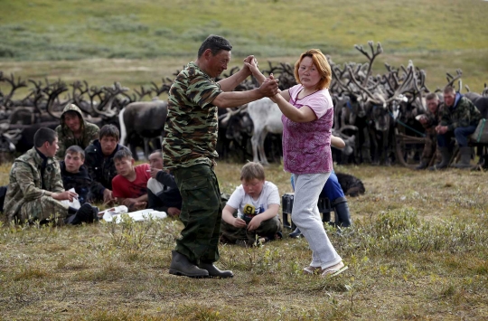 Serunya lomba balap kereta rusa ala Suku Nenets di Reindeer Day
