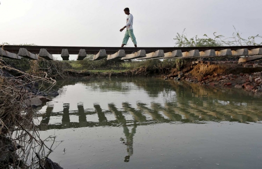 Hujan lebat disertai banjir bikin jalur kereta di India melengkung