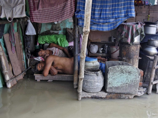 Hujan lebat disertai banjir bikin jalur kereta di India melengkung