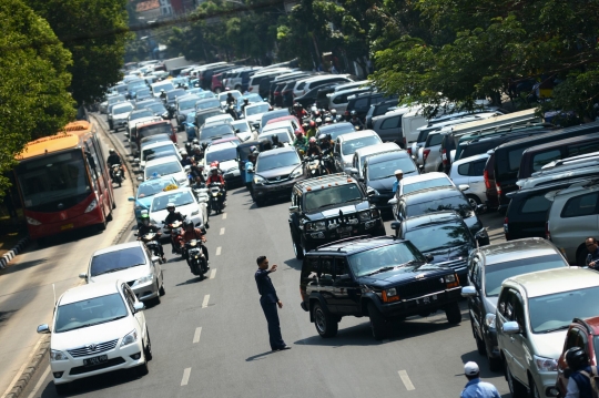 Kebijakan tarif flat parkir on street Dishub DKI ditentang Ahok