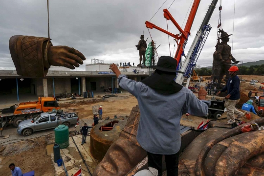 Mengintip pemasangan patung perunggu raksasa raja Thailand