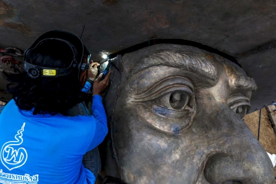 Mengintip pemasangan patung perunggu raksasa raja Thailand