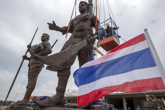 Mengintip pemasangan patung perunggu raksasa raja Thailand