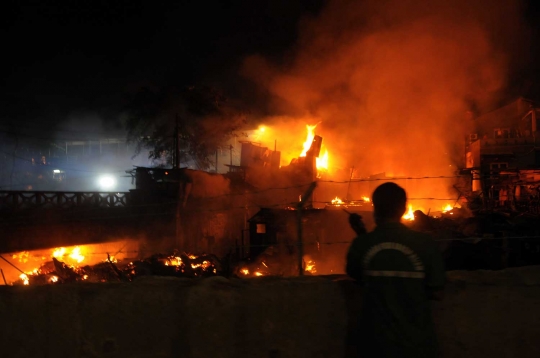 Pasar Gembrong terbakar, ribuan warga padati Jalan Basuki Rahmat