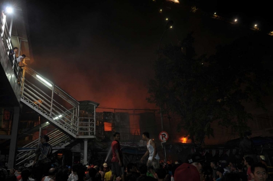 Pasar Gembrong terbakar, ribuan warga padati Jalan Basuki Rahmat