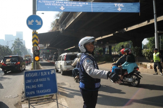 Pemandangan sepeda motor masuk Tol JORR depan Citos