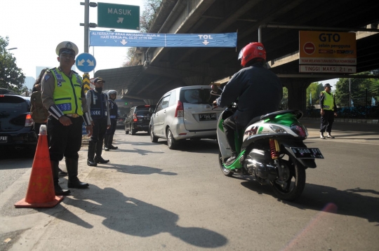 Pemandangan sepeda motor masuk Tol JORR depan Citos