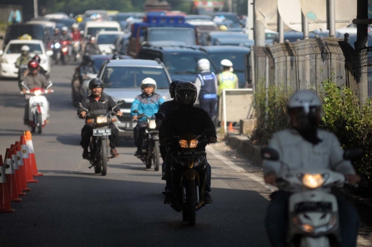 Pemandangan sepeda motor masuk Tol JORR depan Citos