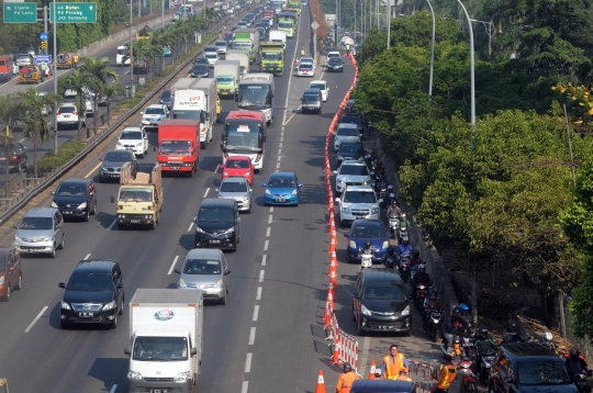 Pemandangan sepeda motor masuk Tol JORR depan Citos