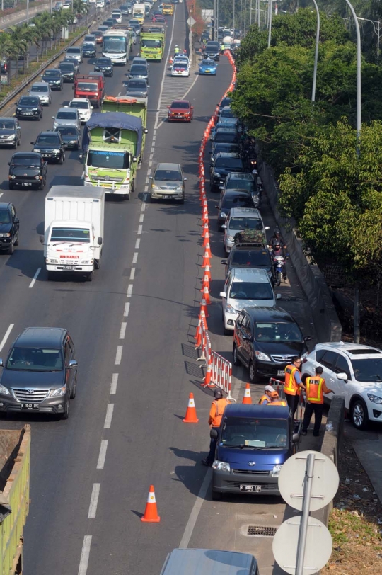 Pemandangan sepeda motor masuk Tol JORR depan Citos