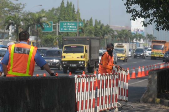 Pemandangan sepeda motor masuk Tol JORR depan Citos