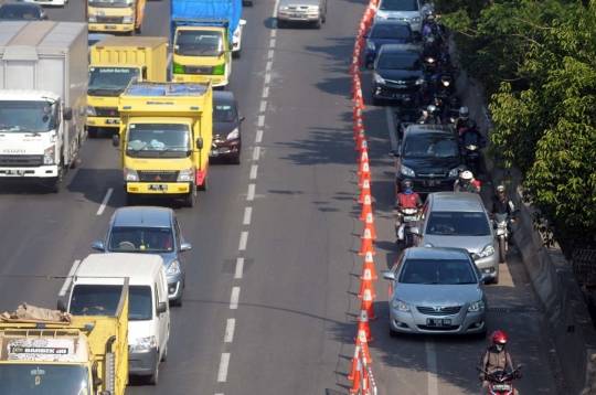 Pemandangan sepeda motor masuk Tol JORR depan Citos