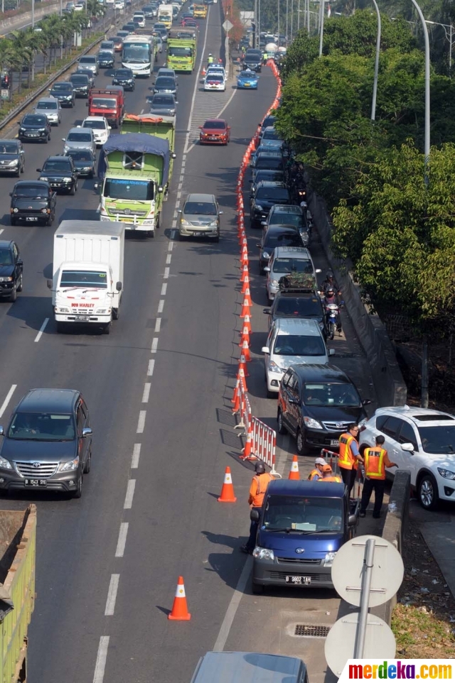 Foto Pemandangan  sepeda motor masuk Tol  JORR depan Citos 