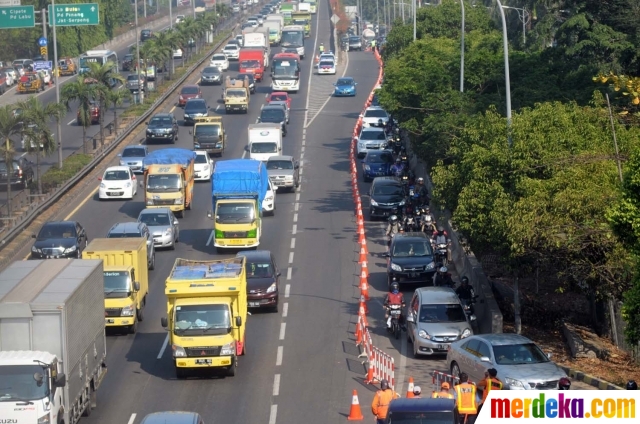 Foto Pemandangan sepeda motor masuk Tol  JORR  depan Citos 