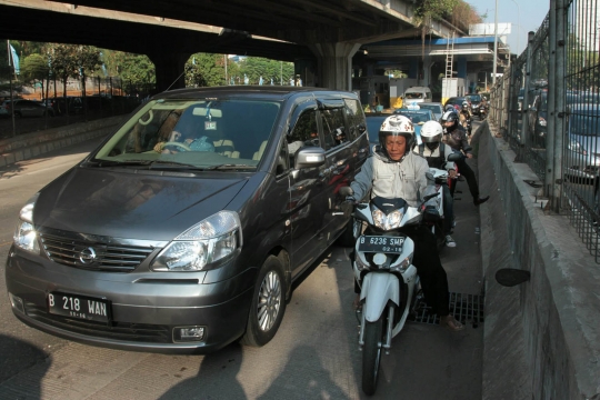 Meski motor masuk Tol JORR, lalu lintas di Fatmawati tetap macet