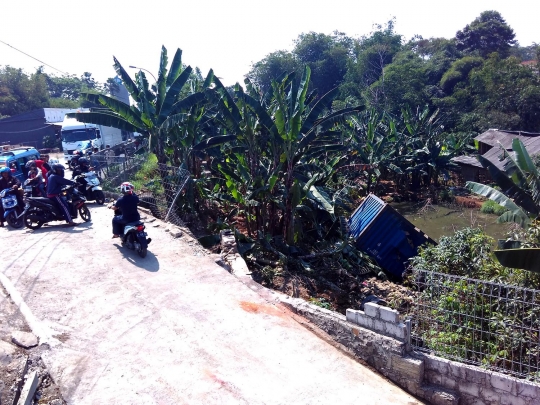 Rem blong, truk pengangkut Teh Pucuk masuk jurang di Jalur Bocimi
