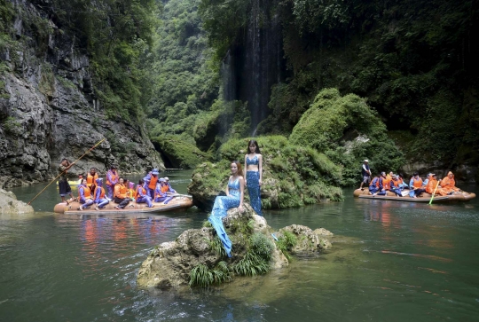 Mengintip putri duyung berenang di Sungai Yongshun