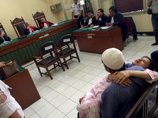 Terdakwa penganiaya PRT di Medan bopong istri jalani sidang tuntutan