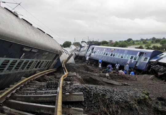 Lintasi rel rusak pasca banjir, 2 kereta di India tergelincir hebat