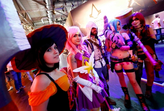 Penampilan para cosplayer cantik dan seksi di Pameran Gamescom 2015