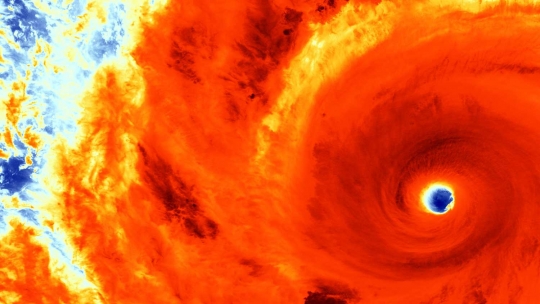 Ini penampakan topan terkuat di dunia dari satelit NASA dan NOAA
