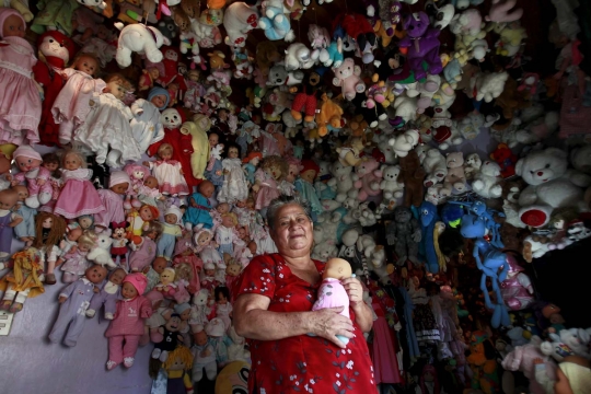 Kenang masa kecil, nenek 70 tahun ini koleksi 4.500 boneka