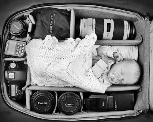 Kelakuan unik para fotografer tidurkan bayi di tas kamera