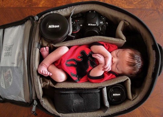 Kelakuan unik para fotografer tidurkan bayi di tas kamera