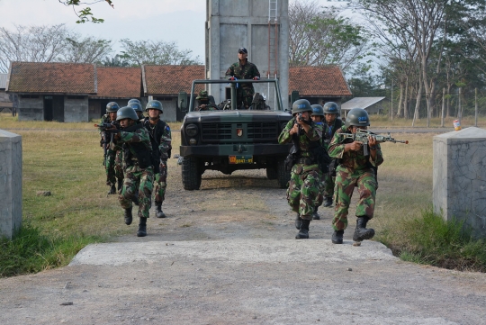 Aksi pertempuran jarak dekat pasukan Kostrad di Batujajar