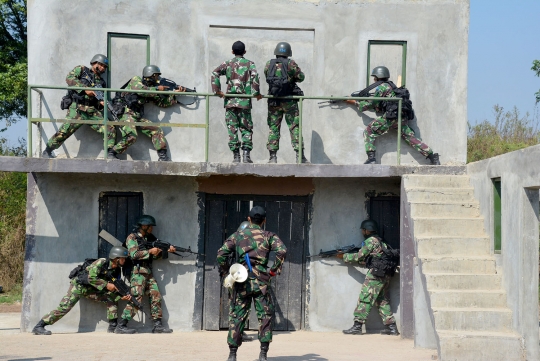 Aksi pertempuran jarak dekat pasukan Kostrad di Batujajar