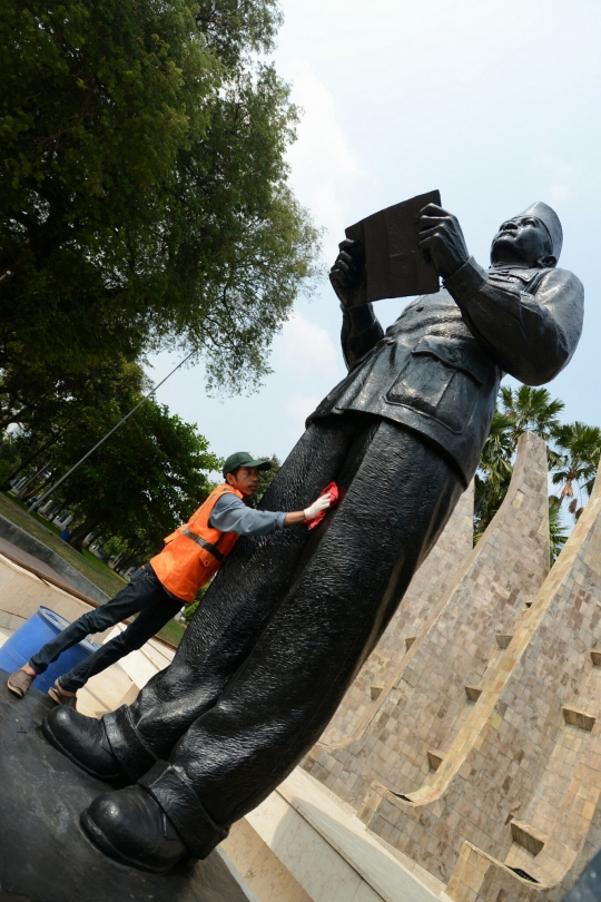 Sucikan Hari Kemerdekaan, patung Soekarno-Hatta dibersihkan
