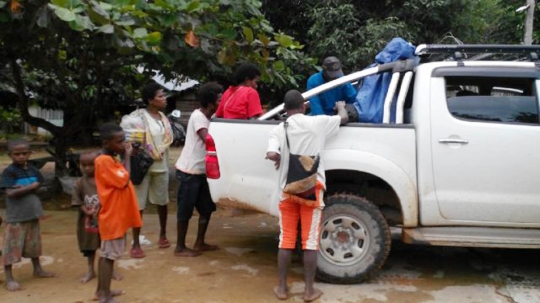 Lintasi medan berat, mobil offroad di Tambrauw berubah jadi taksi