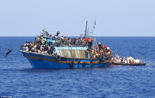 Momen mendebarkan penyelamatan ratusan imigran yang nyaris tenggelam