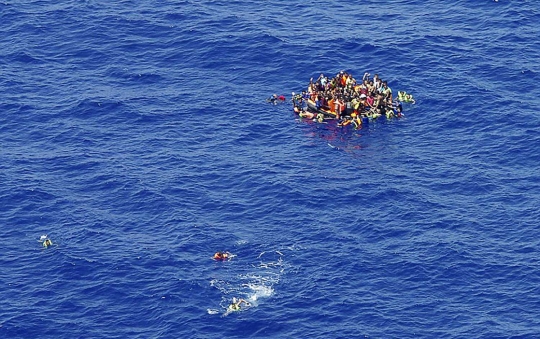 Momen mendebarkan penyelamatan ratusan imigran yang nyaris tenggelam