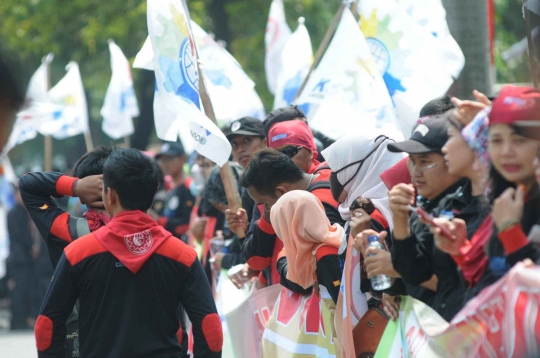 Aksi ratusan buruh dari KSPI geruduk Gedung KPK