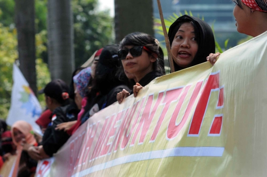 Aksi ratusan buruh dari KSPI geruduk Gedung KPK