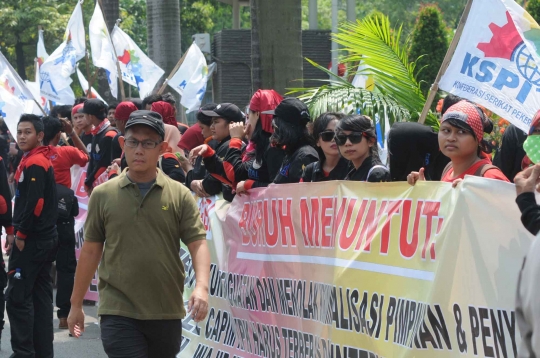Aksi ratusan buruh dari KSPI geruduk Gedung KPK