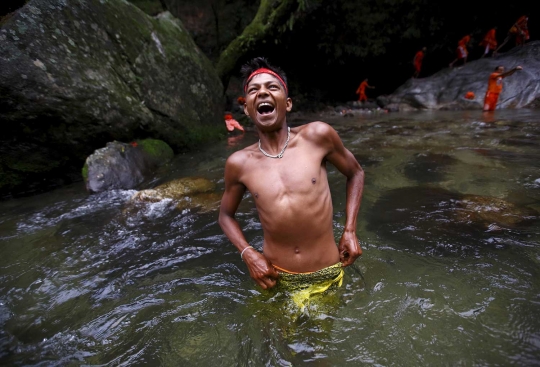 Ritual 'Bol Bom', umat Hindu Nepal jalan kaki 15 kilometer