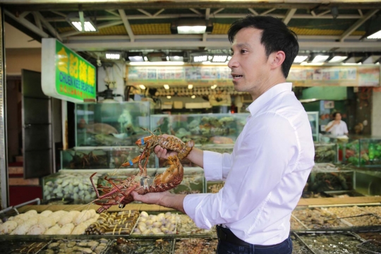Kegemaran santap seafood ancam ekosistem laut