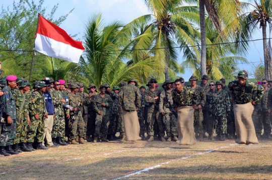 Kekompakan prajurit Marinir TNI dan Amerika lomba 17-an di Situbondo