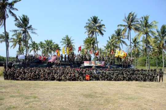 Kekompakan prajurit Marinir TNI dan Amerika lomba 17-an di Situbondo